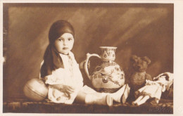 ENFANT Et JOUET : FILLETTE Et POUPÉE / CHILD And TOY : GIRL & PUPPET - VRAIE PHOTO / REAL PHOTO : ROMANIA ~ 1935 (an902) - Autres & Non Classés