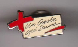 PIN'S Croix-Rouge " Un Geste Qui Sauve " Don Du Sang _DP202 - Medical