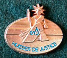 PIN'S " HUISSIER DE JUSTICE CNHJ " _DP36 - Administrations