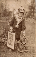 CP Carte Photo D'époque Photographie Vintage Enfant Casque Pendule Drôle Gag - Other & Unclassified