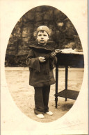 CP Carte Photo D'époque Photographie Vintage Enfant Instrument Musique Pierrot - Koppels