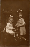 CP Carte Photo D'époque Photographie Vintage Enfant Fille Mode Jouet Jeu - Sonstige & Ohne Zuordnung