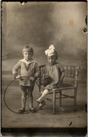CP Carte Photo D'époque Photographie Vintage Enfant Cerceau Mode Jouet - Andere & Zonder Classificatie