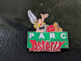 M Pins Pin's Parc Asterix Et Obelix Goscinny Uderzo Bd Lapel Enamel Pin Badge Tres Bon Etat Taille : 35 * 30 Mm Envois S - Stripverhalen