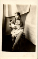 CP Carte Photo D'époque Photographie Vintage Enfant Fille Poupée Tresses - Sonstige & Ohne Zuordnung