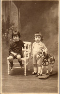 CP Carte Photo D'époque Photographie Vintage Enfant Cheval De Bois Jouet - Otros & Sin Clasificación
