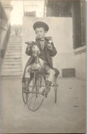 CP Carte Photo D'époque Photographie Vintage Enfant Tricycle à Pédales Jouet - Otros & Sin Clasificación