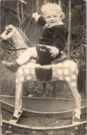 CP Carte Photo D'époque Photographie Vintage Enfant Cheval à Bascule Jouet - Autres & Non Classés
