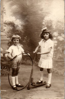 CP Carte Photo D'époque Photographie Vintage Enfant Patinette Cerceau Jouet - Altri & Non Classificati