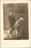 CP Carte Photo D'époque Photographie Vintage Enfant Cheval De Bois Jouet - Andere & Zonder Classificatie