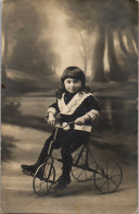 CP Carte Photo D'époque Photographie Vintage Enfant Tricycle Pédales Jouet Mode - Autres & Non Classés