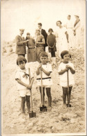 CP Carte Photo D'époque Photographie Vintage Enfant Plage Pelle Sable Mode  - Other & Unclassified