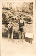 CP Carte Photo D'époque Photographie Vintage Enfant Plage Drapeau Pelle - Other & Unclassified