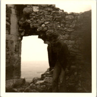 Photographie Photo Vintage Snapshot Anonyme Jeune Homme Ruines Allan 26 - Lieux