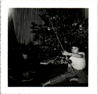 Photographie Photo Vintage Snapshot Anonyme Noël Sapin Cadeau Cenne à Pêche - Personnes Anonymes