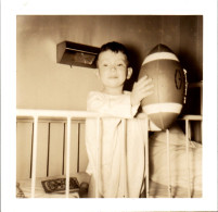 Photographie Photo Vintage Snapshot Anonyme Enfant Lit Hôpital Ballon Football - Personnes Anonymes