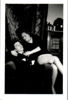 Photographie Photo Vintage Snapshot Anonyme Couple Danse Mode Intérieur Fauteuil - Anonymous Persons
