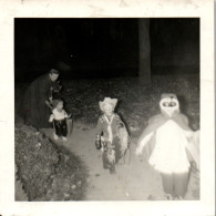 Photographie Photo Vintage Snapshot Anonyme Enfant  Déguisement Halloween - Anonymous Persons