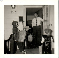 Photographie Photo Vintage Snapshot Anonyme Enfant  Déguisement Halloween - Personnes Anonymes