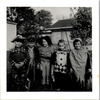 Photographie Photo Vintage Snapshot Anonyme Enfant Déguisement Panoplie  - Other & Unclassified
