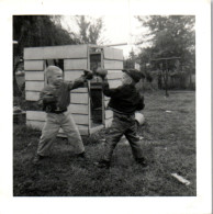 Photographie Photo Vintage Snapshot Anonyme Enfant Boxe Boxeur  - Other & Unclassified