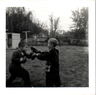 Photographie Photo Vintage Snapshot Anonyme Enfant Boxe Boxeur  - Autres & Non Classés