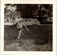 Photographie Photo Vintage Snapshot Anonyme Enfant Course Herbe - Autres & Non Classés
