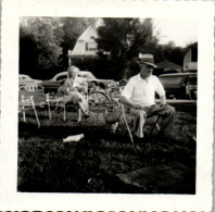 Photographie Photo Vintage Snapshot Anonyme Couple Extérieur Chaise - Anonymous Persons