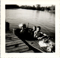 Photographie Photo Vintage Snapshot Anonyme Bateau à Moteur Motonautisme Canot  - Boats