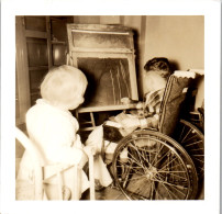 Photographie Photo Vintage Snapshot Anonyme Enfant Fauteuil Roulant Handicapé  - Anonymous Persons