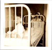 Photographie Photo Vintage Snapshot Anonyme Enfant Lit Hôpital - Personnes Anonymes