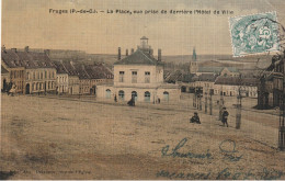 FRUGES : La Place, Vue Prise De Derrière L'Hôtel De Ville. (carte Colorisée Et Toilée.) - Fruges