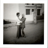 Photographie Photo Vintage Snapshot Anonyme Couple Amoureux Mode  - Personnes Anonymes