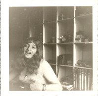 Photographie Photo Vintage Snapshot Anonyme Jeune Femme Bureau Rire - Personnes Anonymes