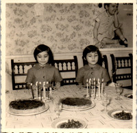 Photographie Photo Vintage Snapshot Anonyme Enfant Gâteau Anniversaire Jumelles  - Personnes Anonymes