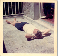 Photographie Photo Vintage Snapshot Anonyme Homme Allongé Soleil Bronzage - Other & Unclassified