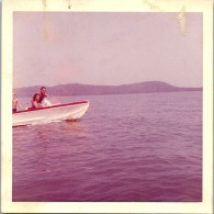 Photographie Photo Vintage Snapshot Anonyme Bateau Moteur Motonautisme Cadrage - Boats