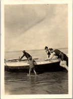 Photographie Photo Vintage Snapshot Anonyme Caen Bateau Barque Groupe - Autres & Non Classés