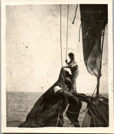 Photographie Photo Vintage Snapshot Anonyme Bateau Voile Voilier Mat Mer Marin  - Schiffe