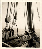 Photographie Photo Vintage Snapshot Anonyme Bateau Voile Voilier Mat Mer Marin  - Boats
