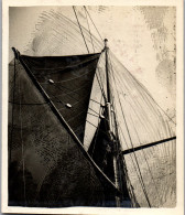 Photographie Photo Vintage Snapshot Anonyme Bateau Voile Voilier Mat Mer Marine - Schiffe