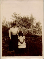 Photographie Photo Vintage Snapshot Anonyme Jeune Femme Mode Enfant Fillette - Other & Unclassified