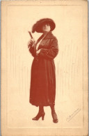 Photographie Photo Vintage Snapshot Anonyme Femme Mode Chapeau Manteau - Autres & Non Classés