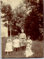 Photographie Photo Vintage Snapshot Anonyme Mode Groupe Enfant Herbe  - Personnes Anonymes