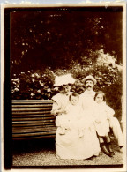 Photographie Photo Vintage Snapshot Anonyme Mode Groupe Famille Banc  - Personnes Anonymes