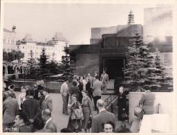 RUSSIE 1955 MOSCOU LE MAUSOLEE DE LENINE ET STALINE AVANT LE RETRAIT DE STALINE EN 1961  PHOTO ORIGINALE 24 X 18 CM - Lieux