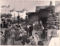 RUSSIE 1955 MOSCOU LE MAUSOLEE DE LENINE ET STALINE AVANT LE RETRAIT DE STALINE EN 1961  PHOTO ORIGINALE 24 X 18 CM R1 - Places