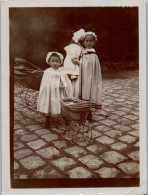 Photographie Photo Vintage Snapshot Anonyme Mode Enfant Landau Poussette  - Anonymous Persons