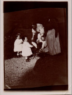 Photographie Photo Vintage Snapshot Anonyme Mode Enfant Soleil Lumière Nourrice - Personnes Anonymes