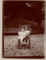 Photographie Photo Vintage Snapshot Anonyme Mode Enfant Soleil Lumière Fauteuil - Personnes Anonymes